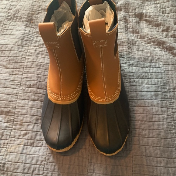 Brand new Lands Wnd womens duck boots. Size 8.5, runs small.  Navy blue - Picture 2 of 3